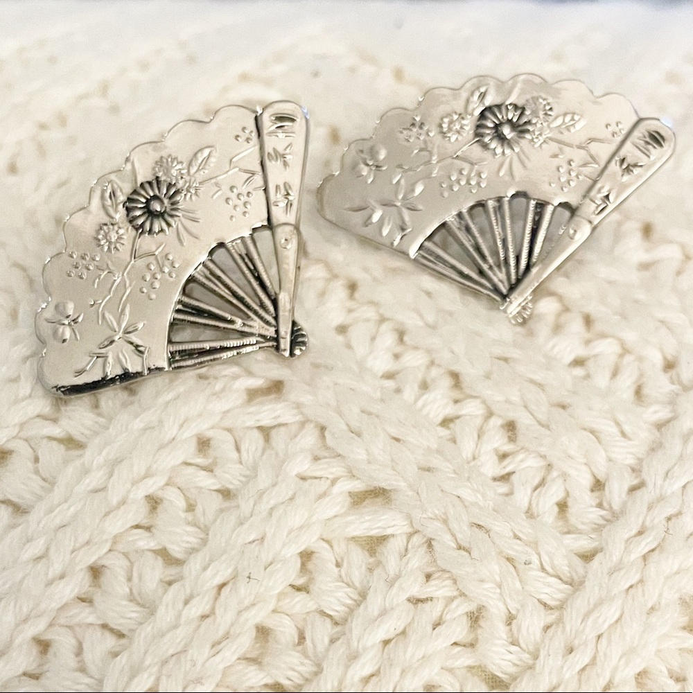 Vintage Silver tone fan stud earrings